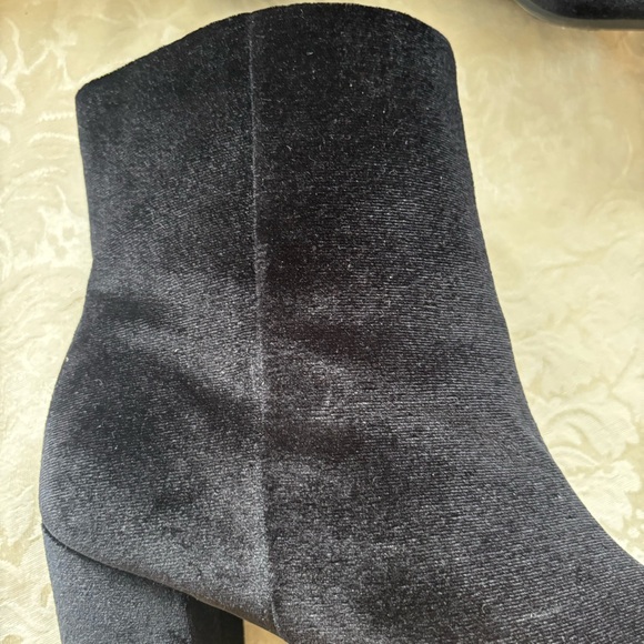 Christian Siriano Elegant Black Velvet Ankle Boots, Size 10 - Picture 4 of 14
